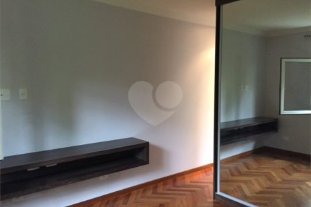 Casa à venda com 4 quartos, sendo 2 suítes, no condomínio Residencial Morumbi, São Paulo - SP