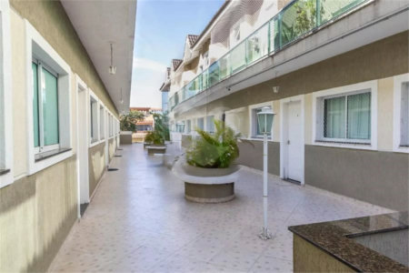 Casa à venda com 3 quartos, sendo 1 suíte,  no condomínio Rafaela I, São Paulo - SP