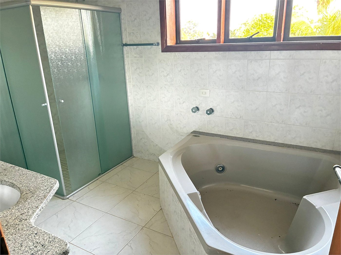 Sobrado para alugar com 4 quartos, sendo 2 suítes,  no Centro, Três Lagoas, MS