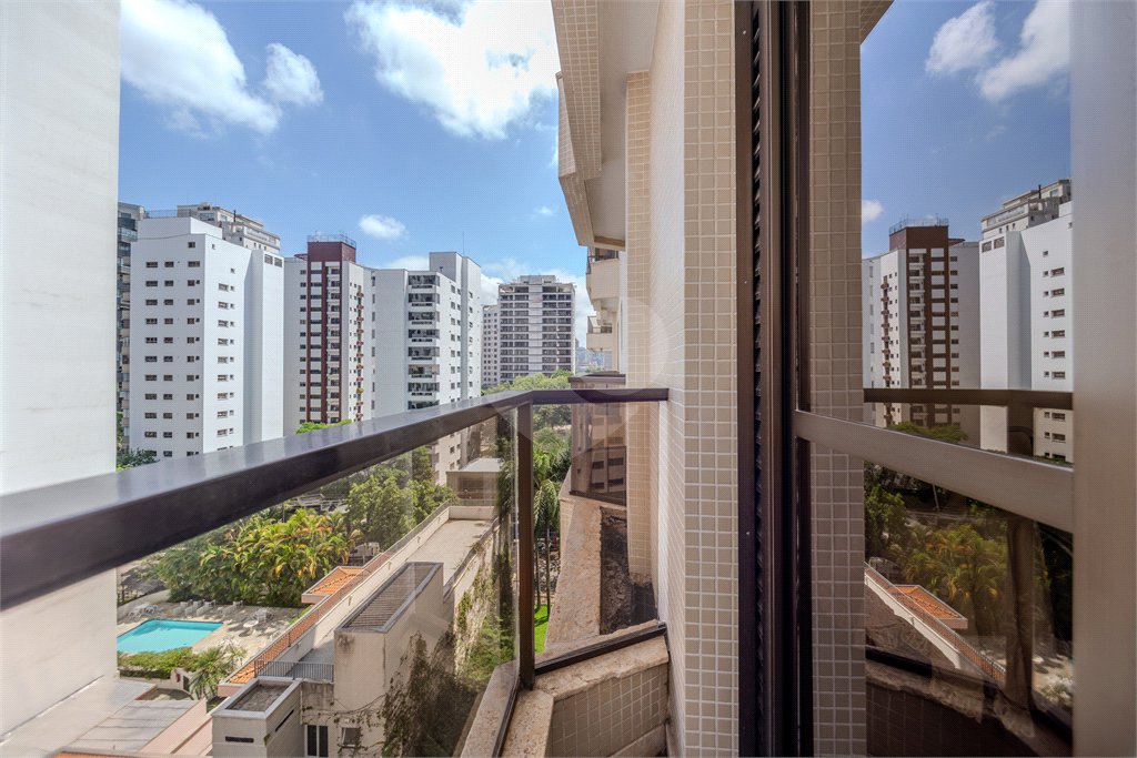 Apartamento à venda com 3 suítes em Moema, São Paulo, SP