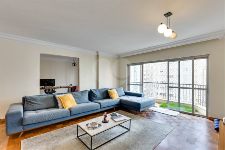 Apartamento à venda com 3 quartos, sendo 2 suítes, em Moema, São Paulo, SP