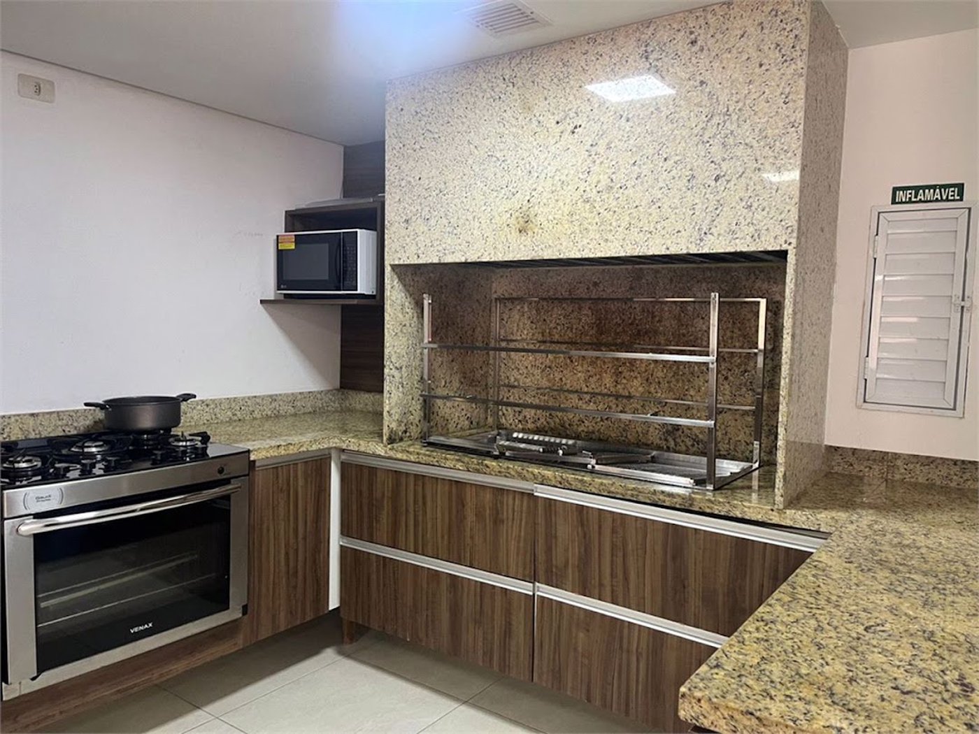 Apartamento com 2 dormitórios à venda, 69 m² por R$ 670.000,00 - Jardim Virgínia - Guarujá/SP
