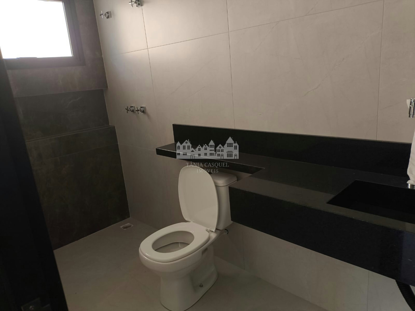 Casa à venda com 5 quartos, sendo 3 suítes, no condomínio Figueira Garden, Atibaia - SP