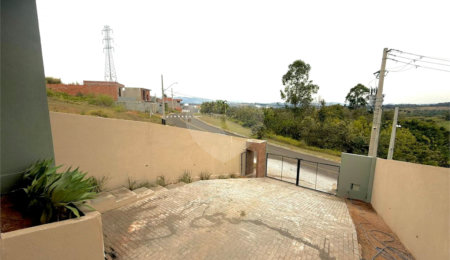 Casa à venda com 3 quartos, sendo 1 suíte,  em Loteamento Vale das Flores, Atibaia, SP
