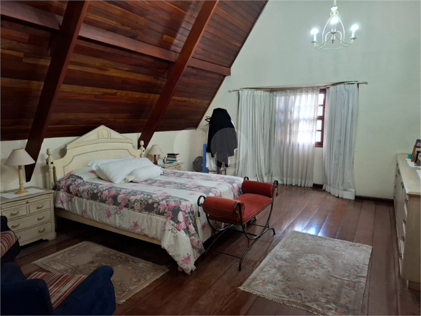 Sobrado à venda com 4 quartos, sendo 2 suítes,  em Jardim Leonor, São Paulo, SP