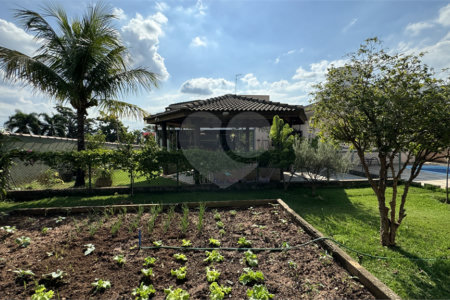 Casa à venda com 4 quartos, sendo 3 suítes, no condomínio Terras de Mont Serrat, Salto - SP