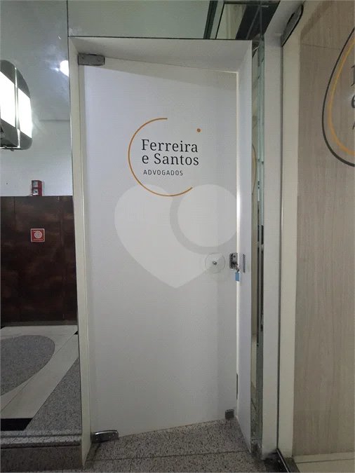 SALA COMERCIAL DE 90 M² COM 12 BAIAS, SALA DE REUNIÃO, AR-CONDICIONADO CENTRAL E 2 VAGAS!
