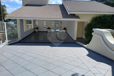 Casa à venda com 4 quartos, sendo 2 suítes, no condomínio Flamboyant, Atibaia - SP