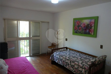 Casa à venda com 5 quartos, sendo 2 suítes,  em Vila Oliveira, Mogi das Cruzes, SP