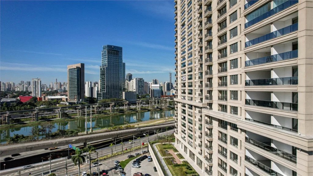 Apartamento à venda com 4 suítes em Real Parque, São Paulo, SP