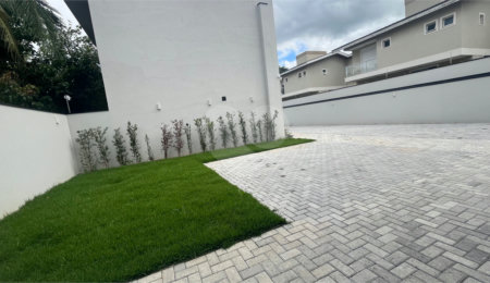 Casa à venda com 3 suítes no condomínio Village Itaguaçu, Atibaia - SP