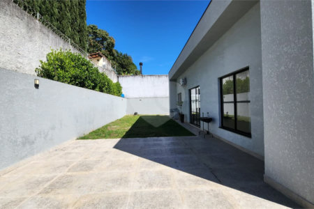 Casa para alugar com 3 quartos, sendo 1 suíte, no condomínio Chácaras Brasil, Atibaia - SP