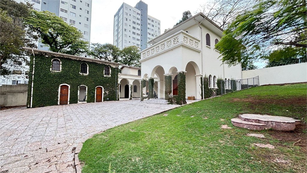 Sobrado à venda ou para alugar com 15 quartos em Tremembé, São Paulo, SP