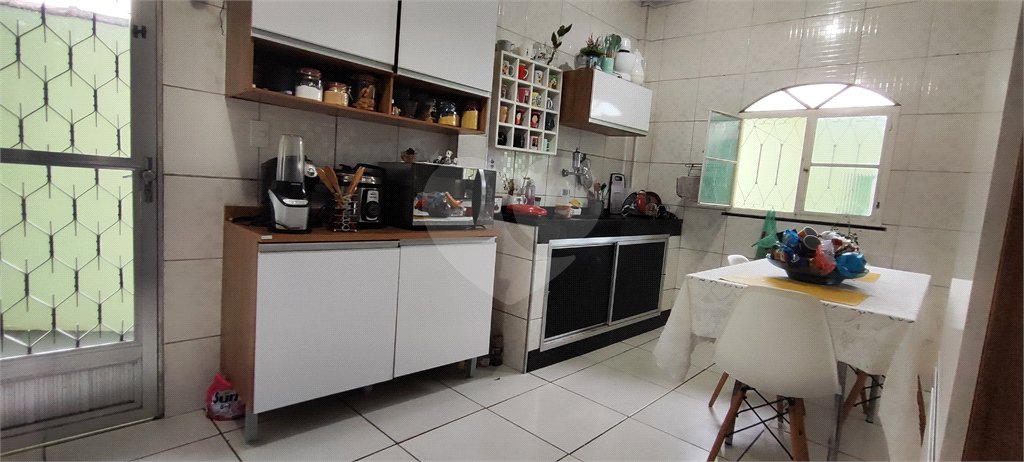 Casa à venda com 5 quartos, sendo 3 suítes, no condomínio Village Texeira Campos, Rio de Janeiro - RJ