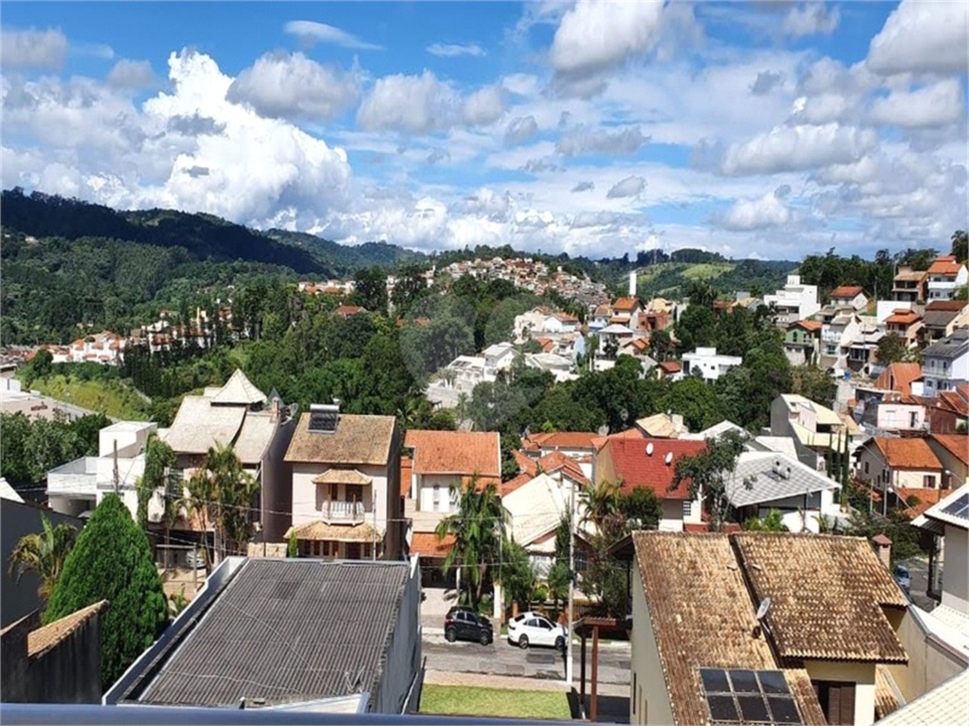 Casa à venda com 3 quartos, sendo 1 suíte, em Vila Santa Rosália, São Roque, SP
