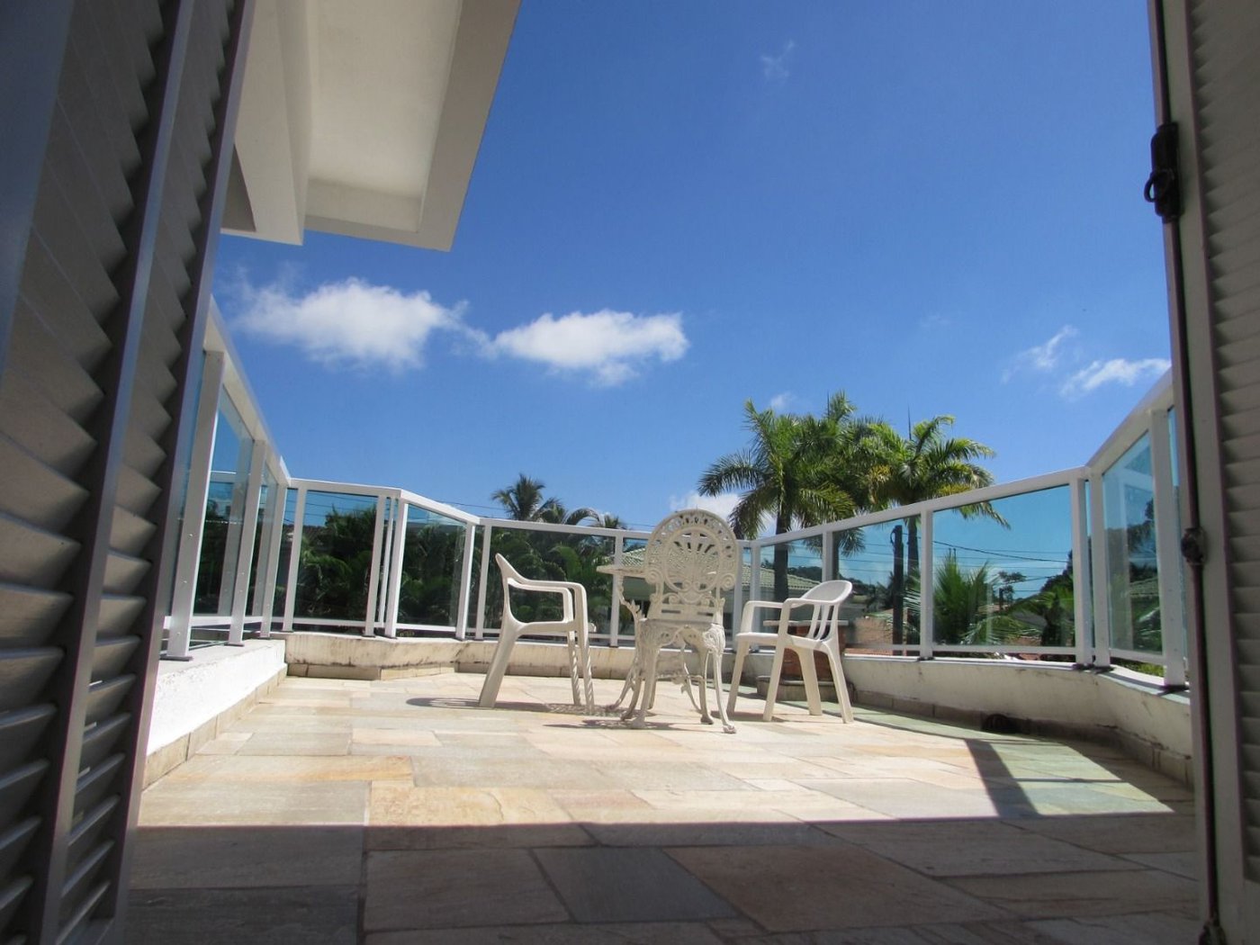 Casa de Alto Padrão com 5 Suítes e Lazer Completo– Guarujá