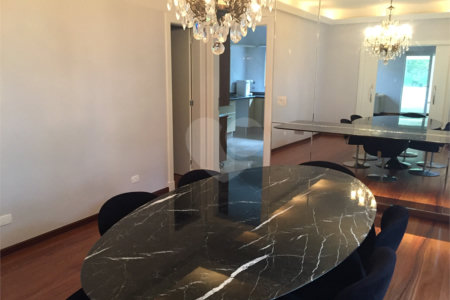 Casa à venda com 4 quartos, sendo 2 suítes, no condomínio Residencial Morumbi, São Paulo - SP