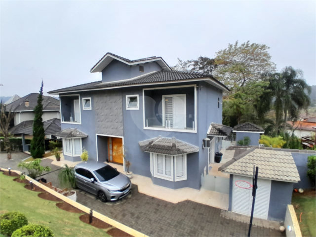 Casa à venda ou para alugar com 3 suítes no condomínio Suíça da Cantareira, Mairiporã - SP