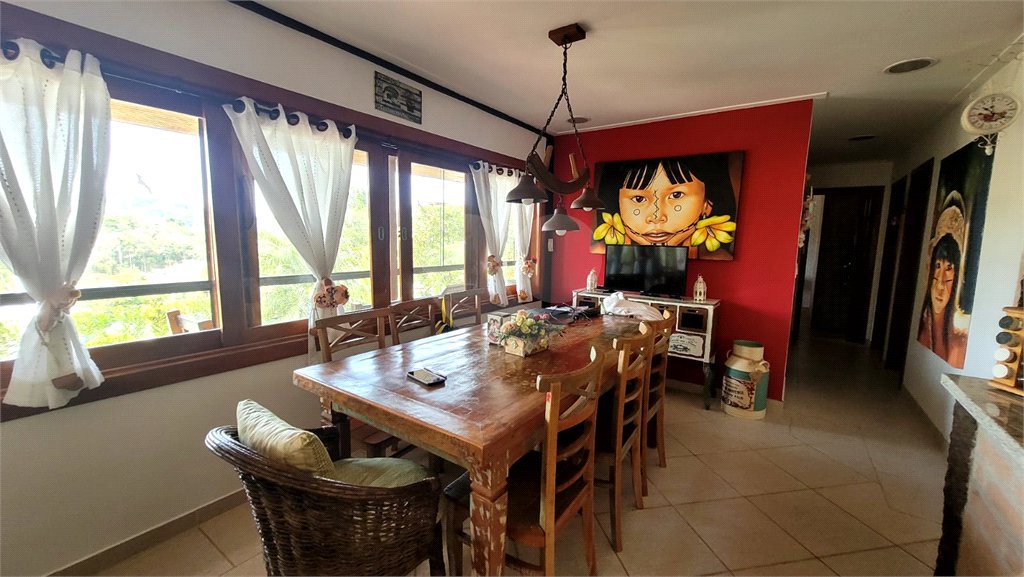 Casa à venda com 3 quartos, sendo 1 suíte, no condomínio Associação Reserva das Hortênsias, Mairiporã - SP