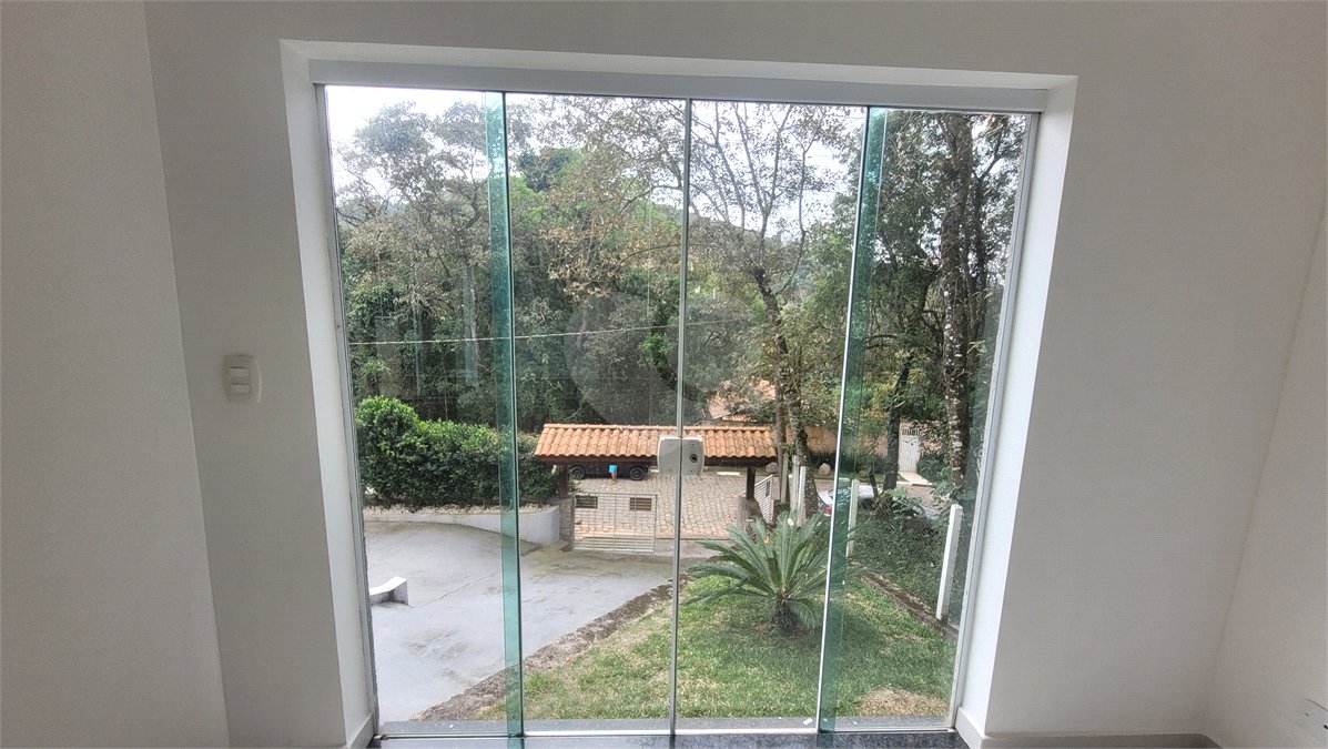 Casa à venda com 4 quartos, sendo 1 suíte, no condomínio Parque Suiça, Caieiras - SP