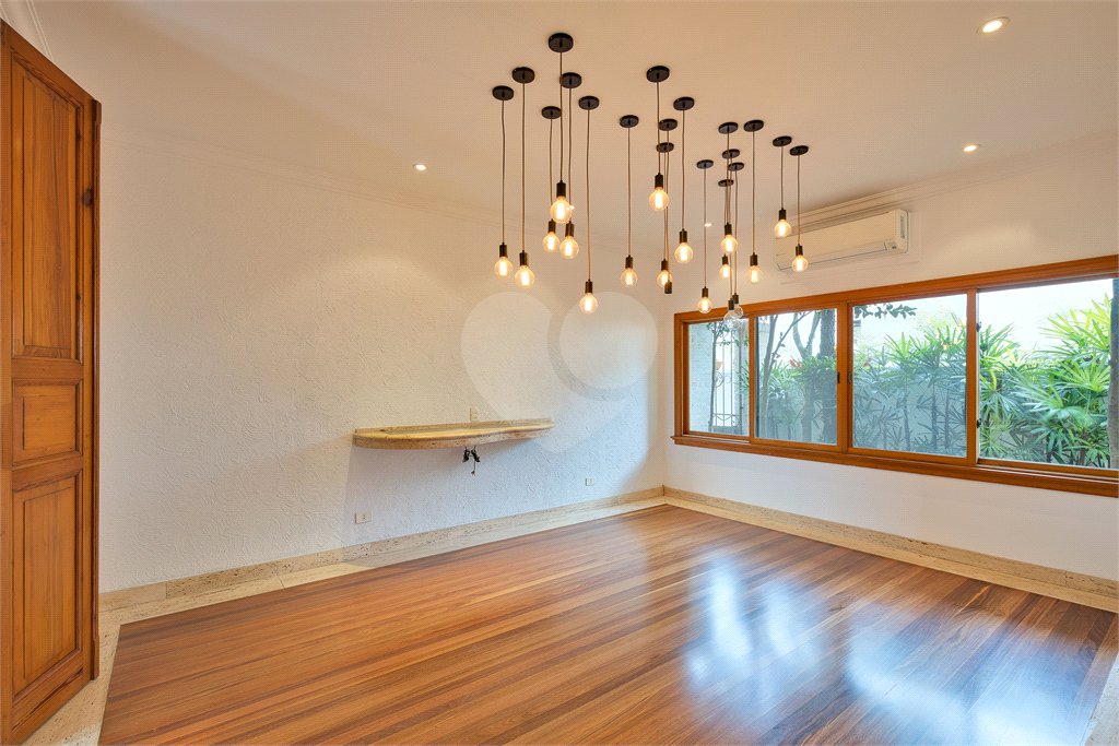 Casa Térrea à venda com 5 quartos, sendo 3 suítes, em Alto da Boa Vista, São Paulo, SP