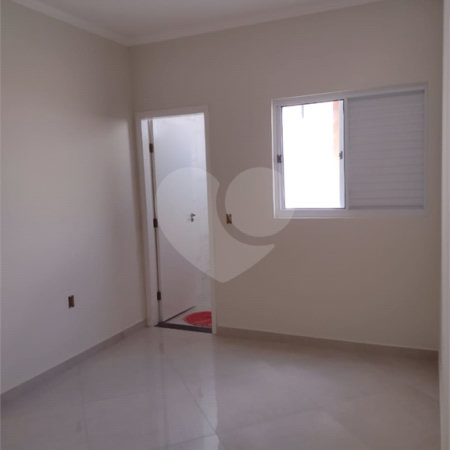 Casa Térrea com 3 dormitórios, sendo 1 suíte.