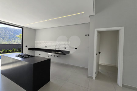 Maravilhosa Casa térrea em condomínio fechado no Portal Lamis, com 3 suítes, piscina privativa e persianas elétricas em excelente condomínio com salão de festas, piscina, quadras de tênis, beach tênis e campo de futebol. Vista cinematográfica da Pedra Grande.
