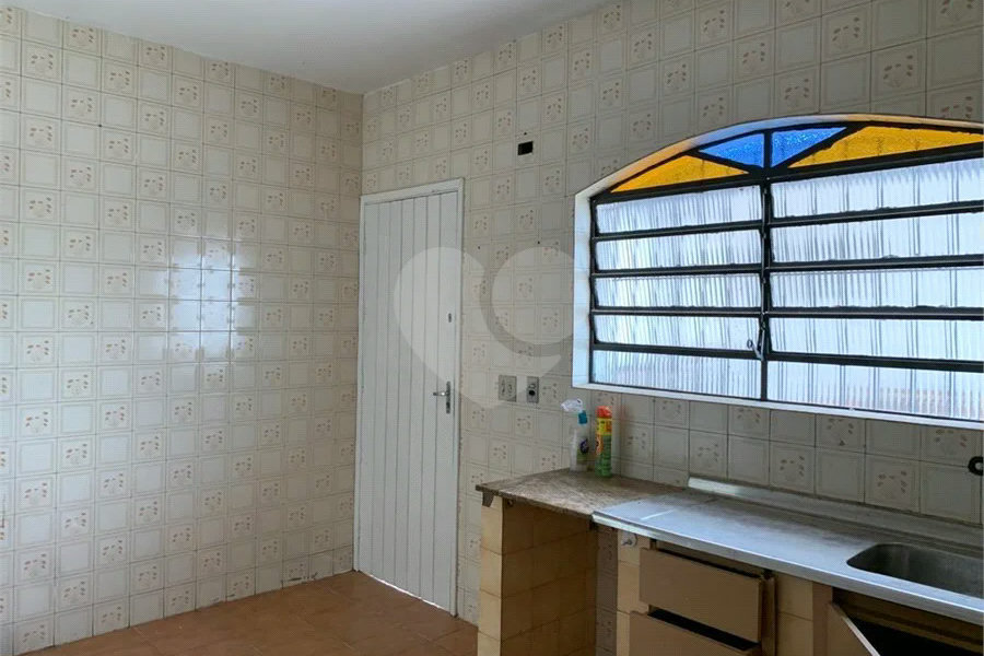 Casa espaçosa com 3 quartos, suíte, quintal e 2 vagas na Vila Santa Catarina