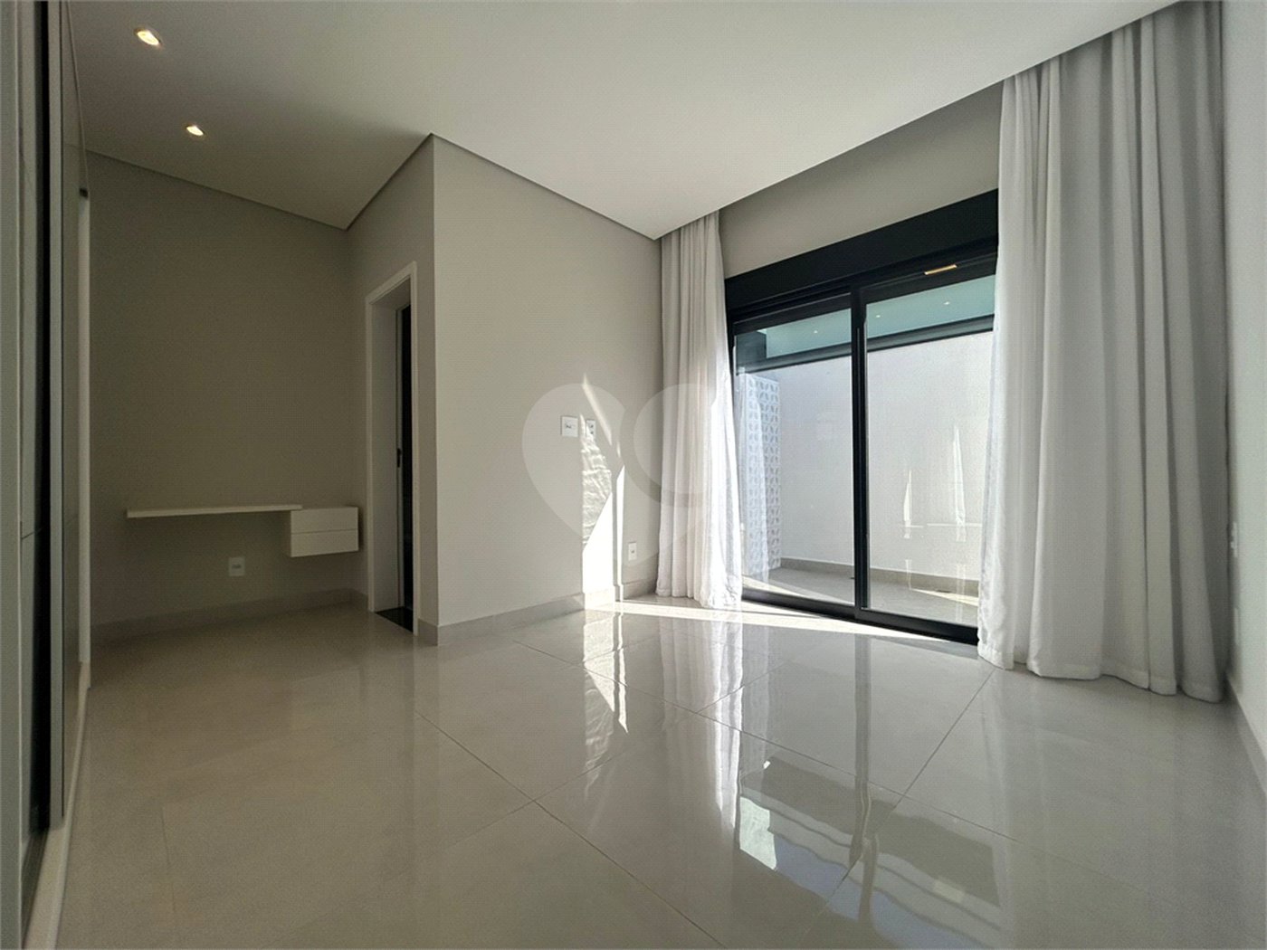 Casa à venda com 3 quartos, sendo 1 suíte,  no condomínio Le France, Sorocaba - SP