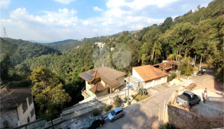 Casa à venda com 4 quartos, sendo 1 suíte, no condomínio Alpes da Cantareira, Mairiporã - SP
