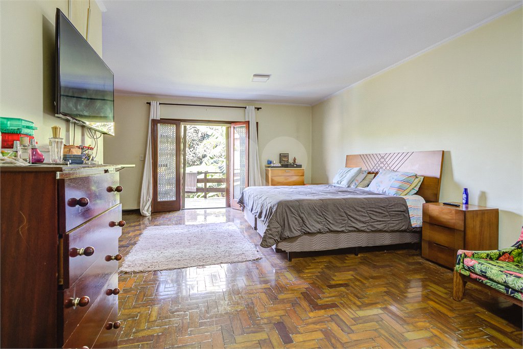 Casa Térrea à venda com 5 quartos, sendo 4 suítes, em Interlagos, São Paulo, SP