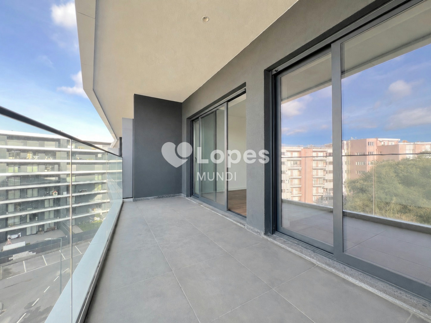 Apartamento T3 à venda em Águas Santas, Maia, Portugal – Varanda e garagem