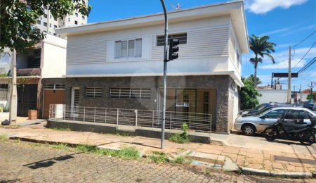 Sobrado à venda com 4 quartos, sendo 1 suíte,  no Centro, Araraquara, SP
