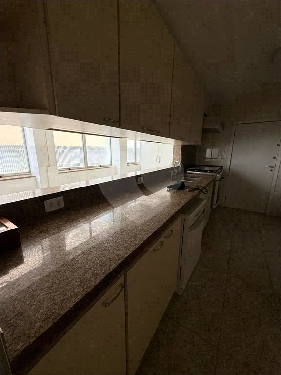 Triplex à venda ou para alugar com 3 suítes em Vila Suzana, São Paulo, SP
