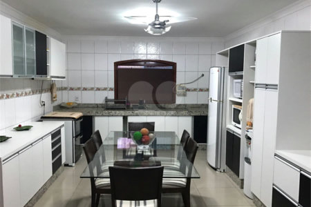 Sobrado à venda com 3 quartos, sendo 2 suítes, em Jardim Tropical, Cuiabá, MT