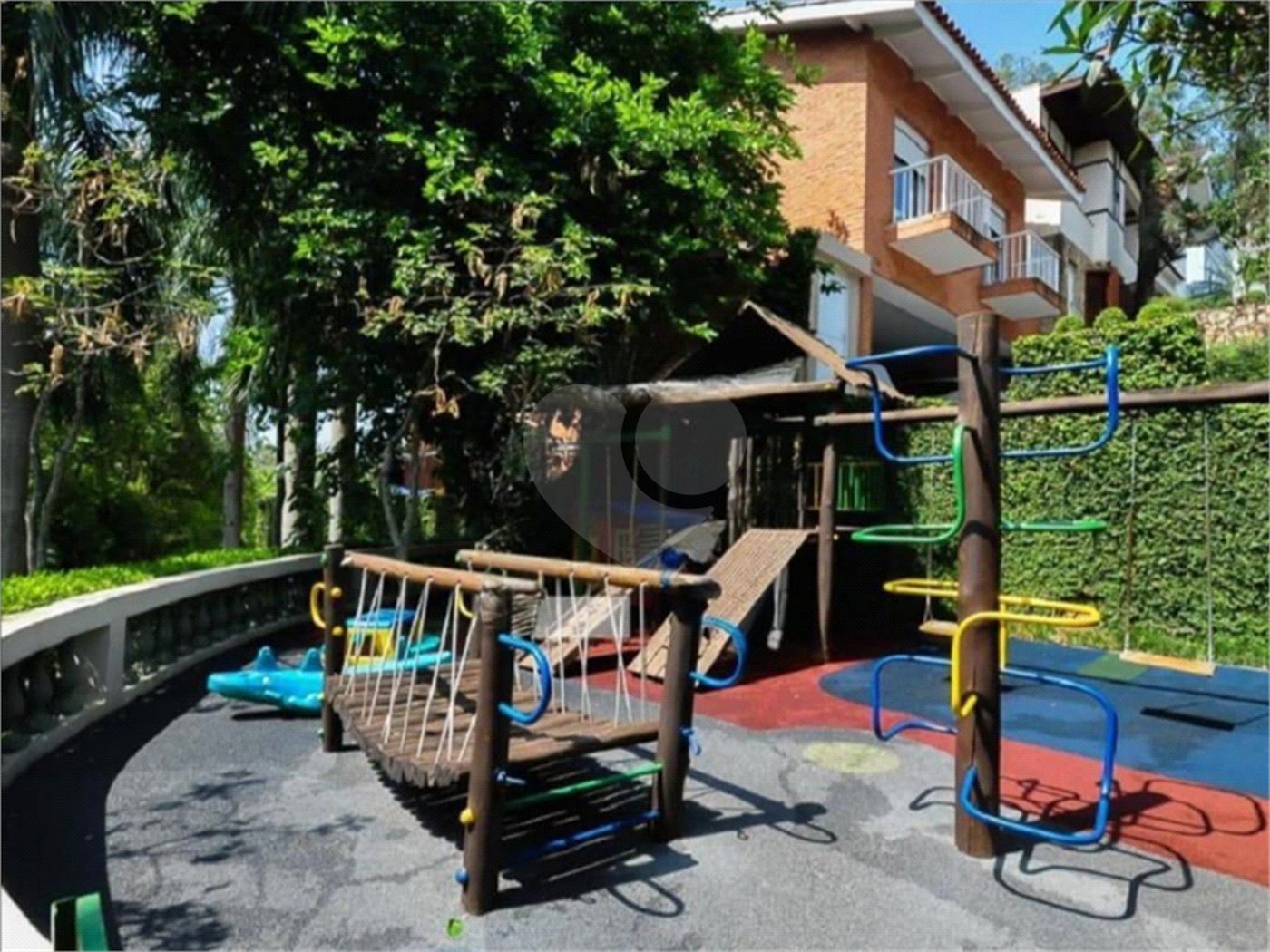 Casa à venda com 4 quartos, sendo 2 suítes, no condomínio Vila das Flores, São Paulo - SP