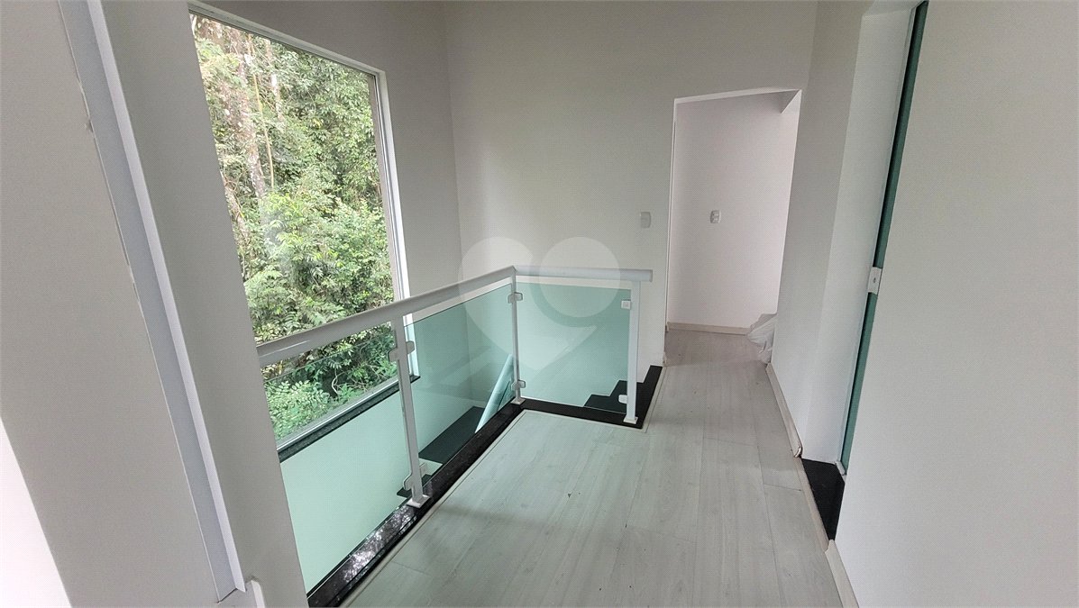 Casa à venda com 4 quartos, sendo 1 suíte, no condomínio Parque Suiça, Caieiras - SP