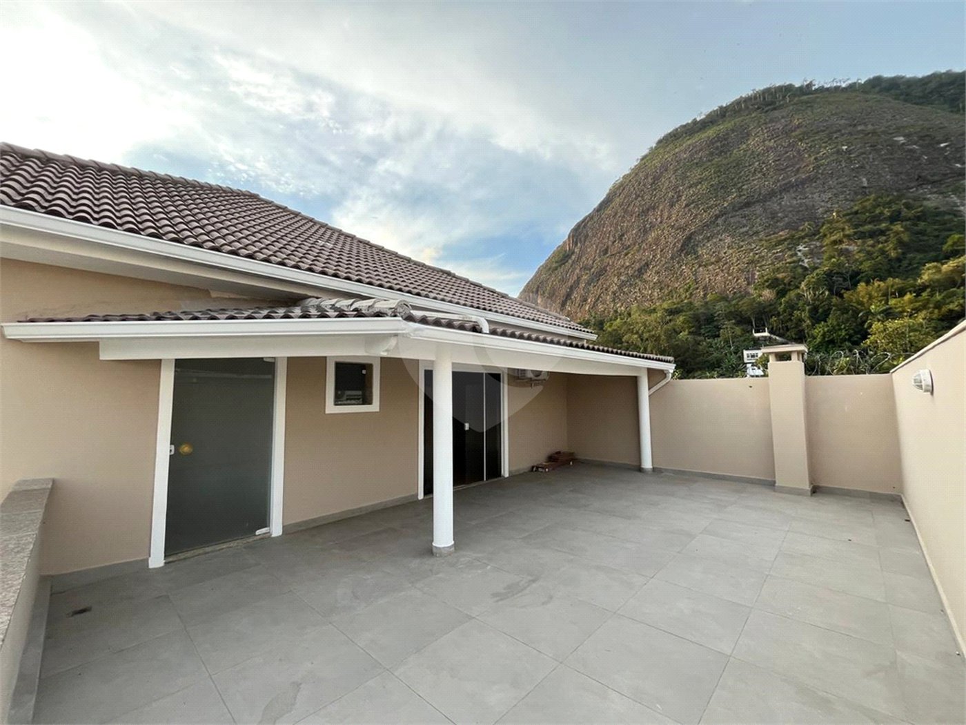 Casa à venda com 4 quartos, sendo 2 suítes, no condomínio Pedra Mar, Rio de Janeiro - RJ