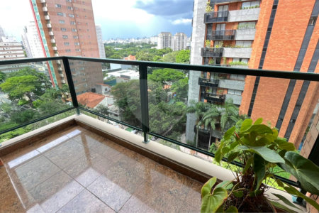 Apartamento à venda com 3 suítes em Moema, São Paulo, SP