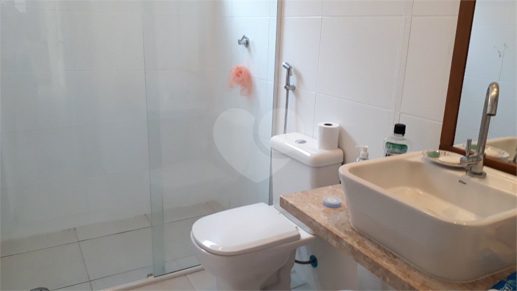 Casa à venda com 4 quartos, sendo 3 suítes, no condomínio Residencial Vila Esmeralda, São Sebastião - SP
