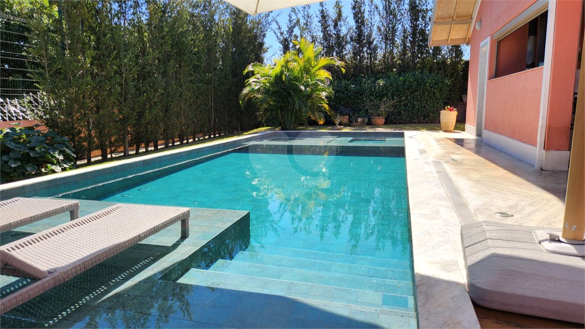 Casa à venda com 4 quartos, sendo 2 suítes, no condomínio Residencial Jardim Primavera, Louveira - SP