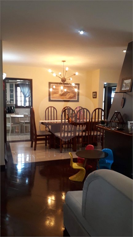 Casa à venda com 5 quartos, sendo 3 suítes,  em Vila Oliveira, Mogi das Cruzes, SP