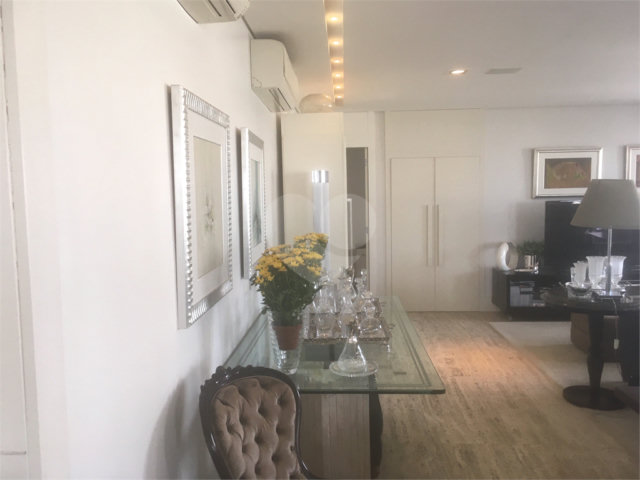 Apartamento à venda com 4 quartos, sendo 3 suítes,  em Moema, São Paulo, SP