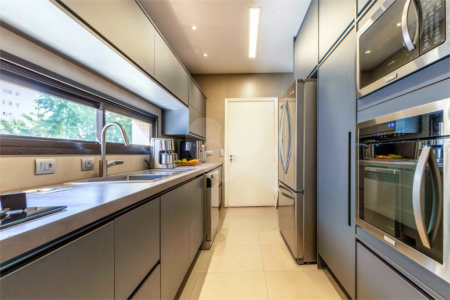 Apartamento à venda com 4 quartos, sendo 3 suítes, em Moema, São Paulo, SP