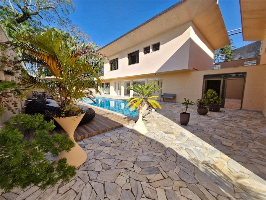 Casa à venda com 4 suítes no condomínio Villa Viana II, Cotia - SP