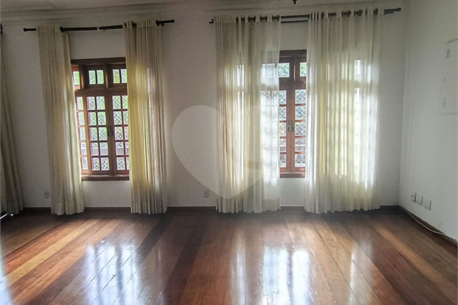 SOBRADO DE 426,0 M² COM 04 SUITES, SALÃO DE FESTAS, 06 VAGAS,06 BANHEIROS E PISCINA PARA LOCAÇÃO OU VENDA NO BARRO BRANCO