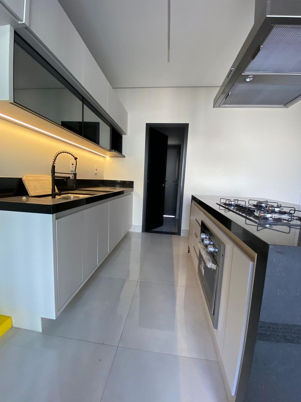 Casa à venda com 3 quartos, sendo 1 suíte, no condomínio Terras da Estancia, Paulínia- SP