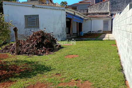 Terreno com benfeitorias à venda perto da Alameda Lucas, Atibaia - SP