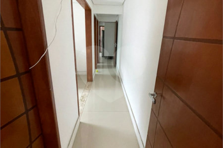Sobrado à venda com 3 suítes em Vila Nivi, São Paulo, SP
