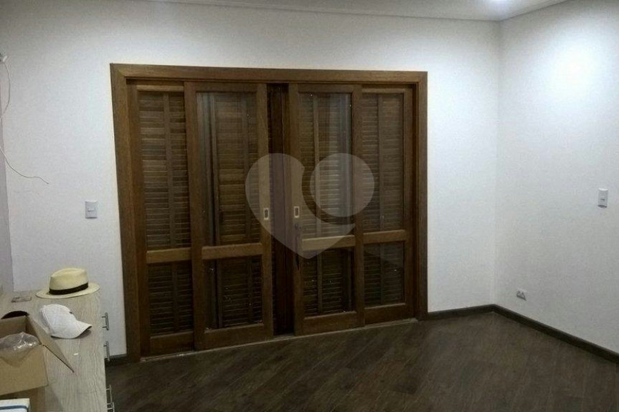 Casa à venda ou para alugar com 3 suítes no condomínio Vilarejo Estoril, Mairiporã - SP